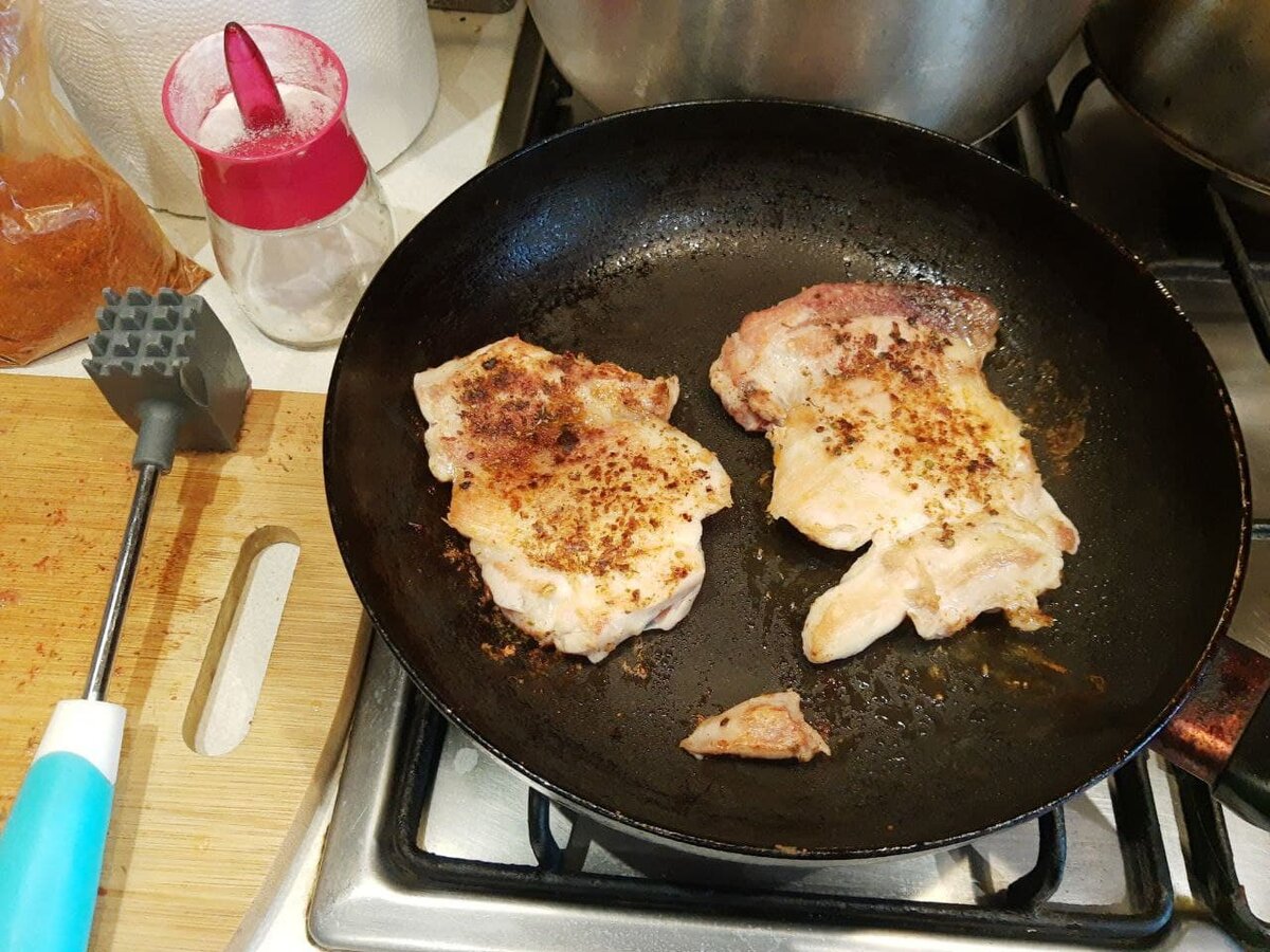 бедро куриное жареное. бедрышки на сковороде. жареная курица на сковороде. куриное филе на антипригарной сковороде. жарка куриных бедер на сковороде.