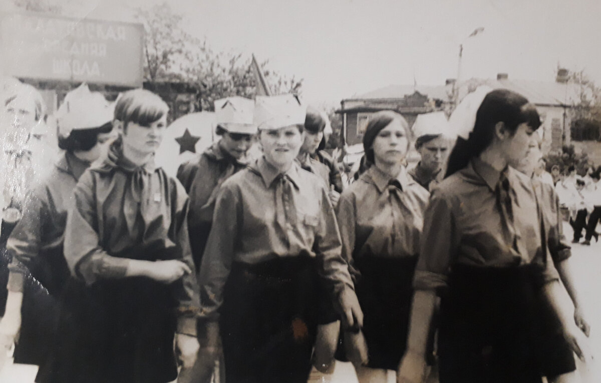 Нашел советские фотографии старшей сестры. Рассматриваю одежду, прически,  макияж и фигуры девушек 1970-х. Делаю выводы | Лавка старьевщика | Дзен