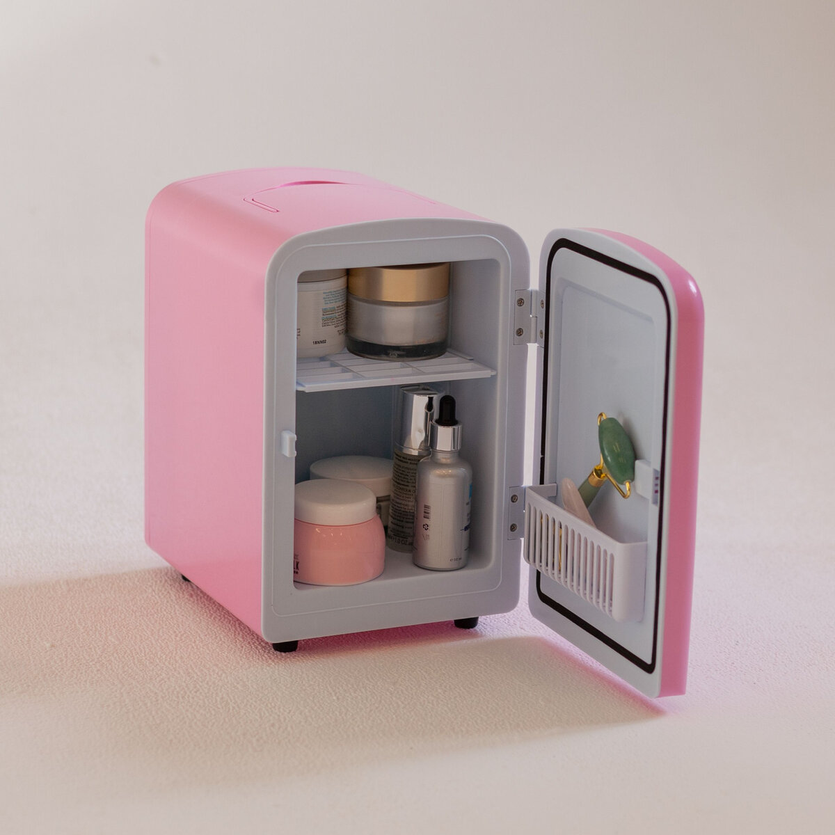 Не только маски и кремы, но и нефритовый роллер и кварцевый скребок гуаша любят жить в холодильнике для косметики 