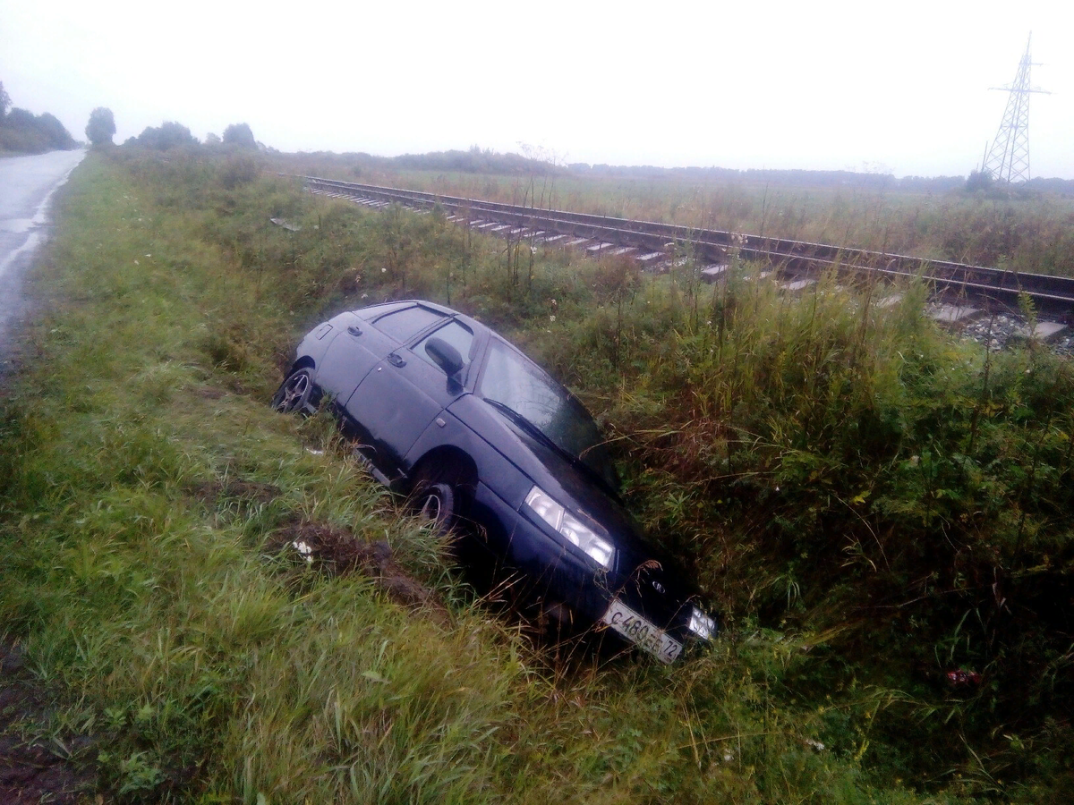 Попасть в кювет. ВАЗ 2112 кювет. ВАЗ 2112 В кювете. Ауди 80 в кювете. Машина в кювете.