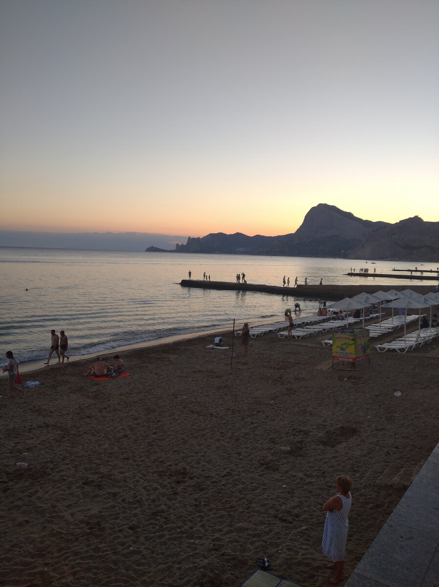 Грязный пляж в Судаке, Крым