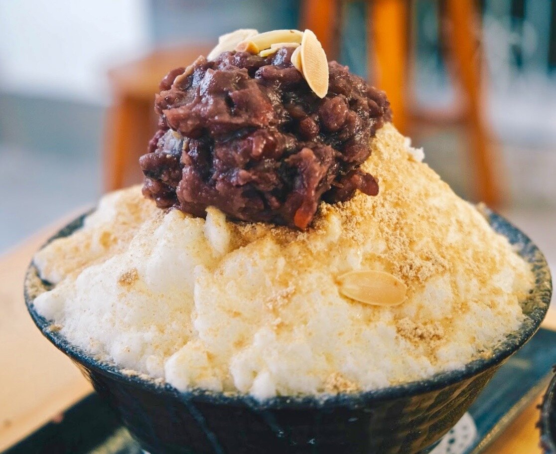 Пинсу с фасолевой пастой и миндальной крошкой.