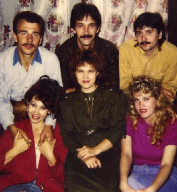 Фото автора,(в пиджаке)... 1994 год. (Дружили семьями. Те пары расстались...) Мы - 38 лет вместе... (Вырастили 3 - х детей и уже 5 внуков...)