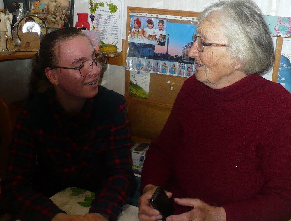 78-летняя Евгения Ивановна со своей 18-летней дочерью могут часами говорить по душам. Фото автора