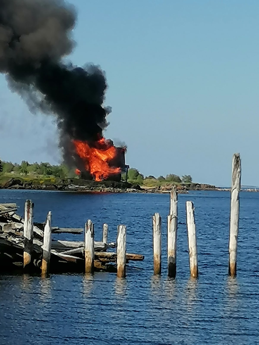 Горит последняя декорация к фильму "Остров".Фото автора.