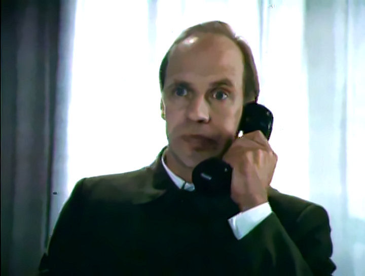 И контролировать выездку Рабфака поручено мужу Анны, майору госбезопасности, по нынешнему полковнику, Саше. А он очень ответственный человек. 