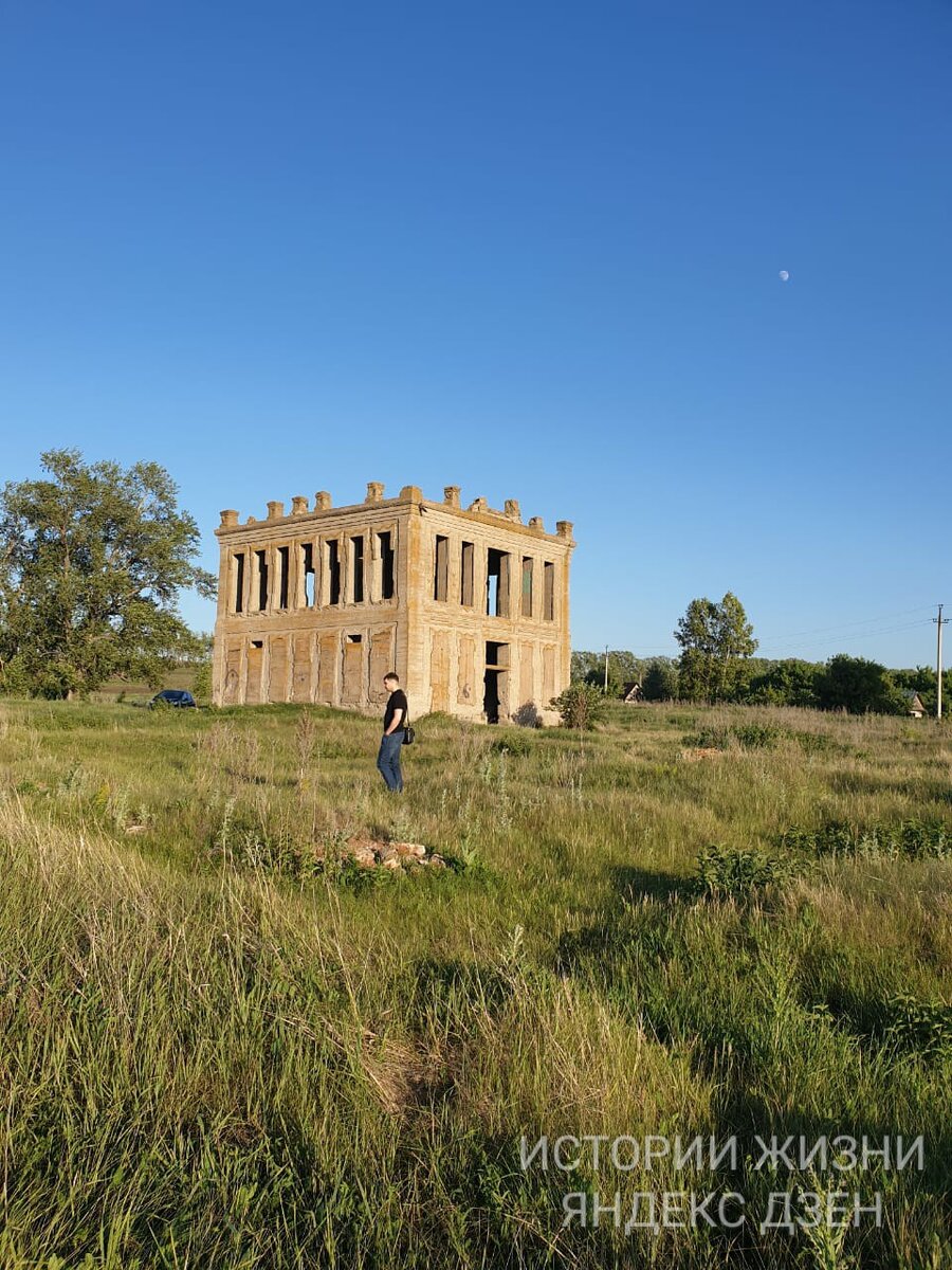 Мистический замок в поле