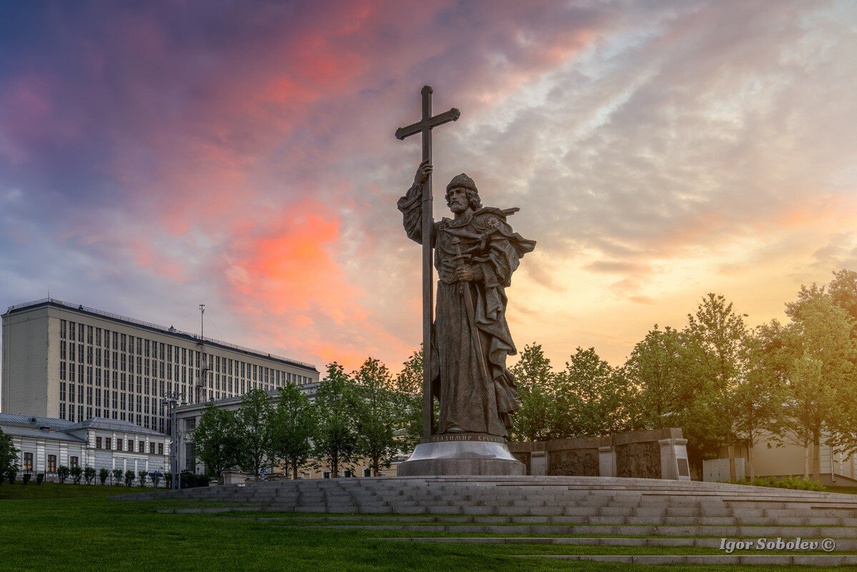 Памятник князю владимиру в москве на боровицкой площади фото