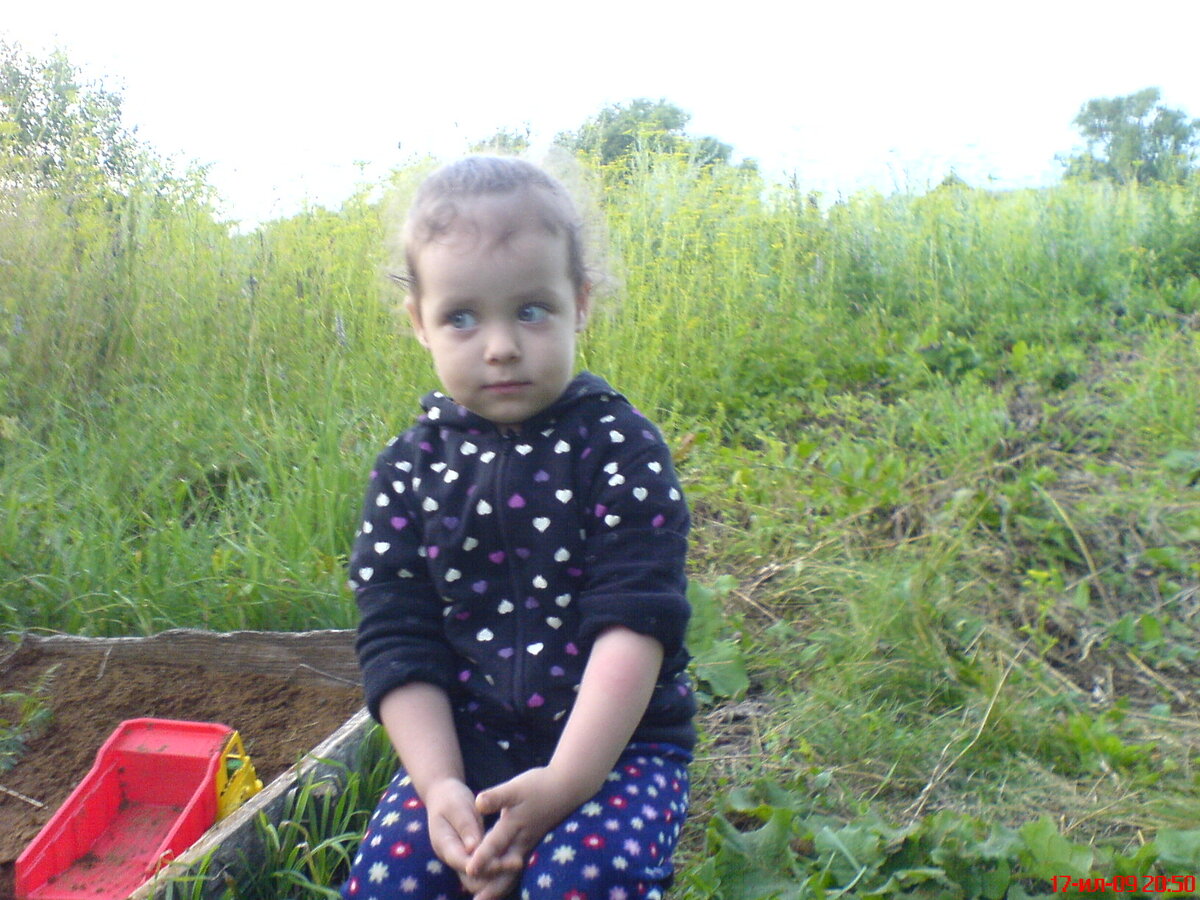 Диане 2 года :) в личной песочнице в огороде