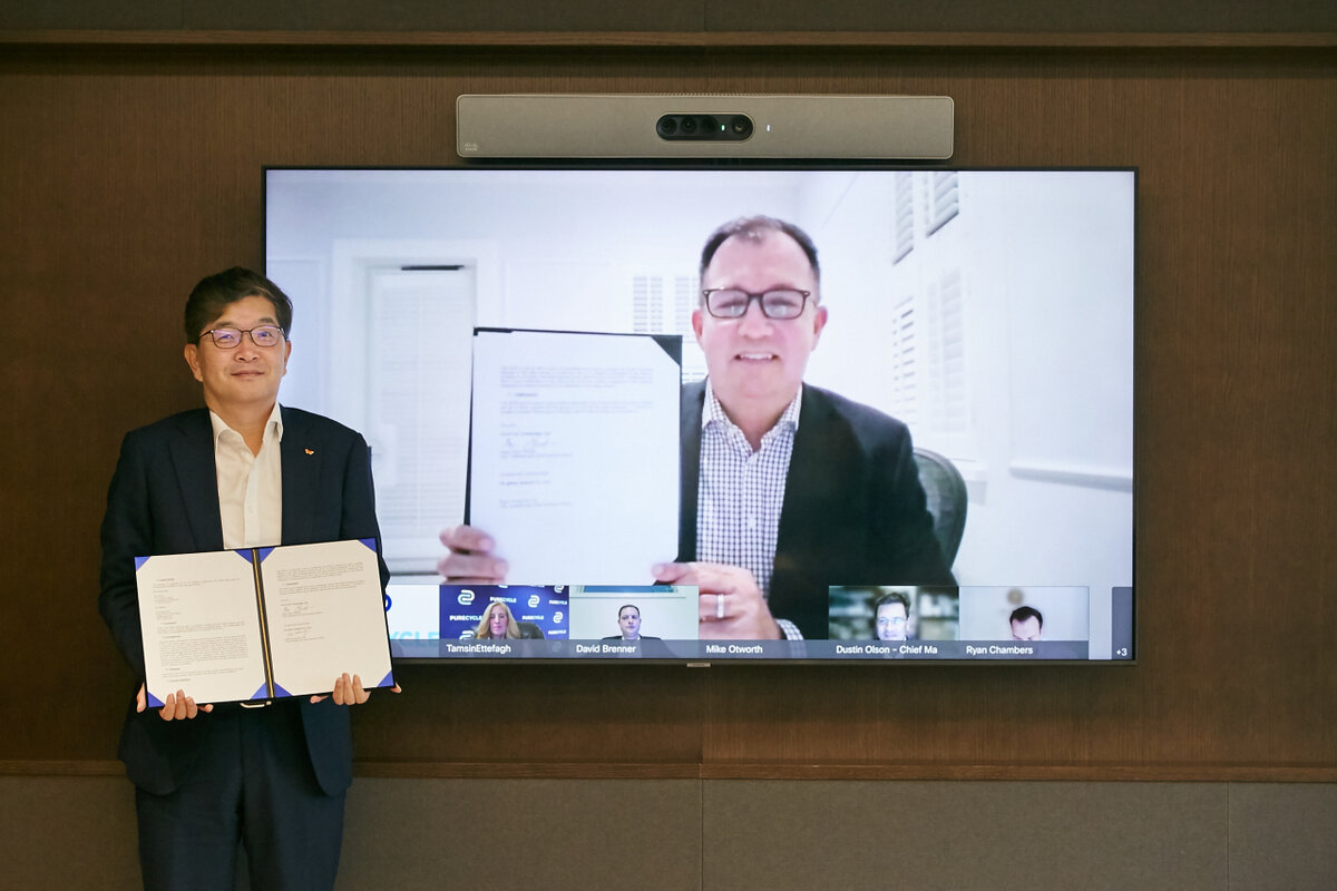 Председатель  правления SK Global Chemicals На Кён Су и генеральный директор US  Purecycle Technology Майк Отворт подписали меморандум о взаимопонимании  по созданию совместного предприятия [SK Innovation]
