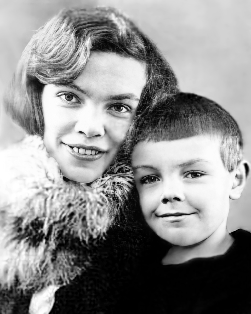 Кирилл Лавров с мамой Ольгой Ивановной Гудим-Левкович. 1931. Реставрация Галтея Кортикова.  Источник фото http://kulavrov.narod.ru/privatphoto.html