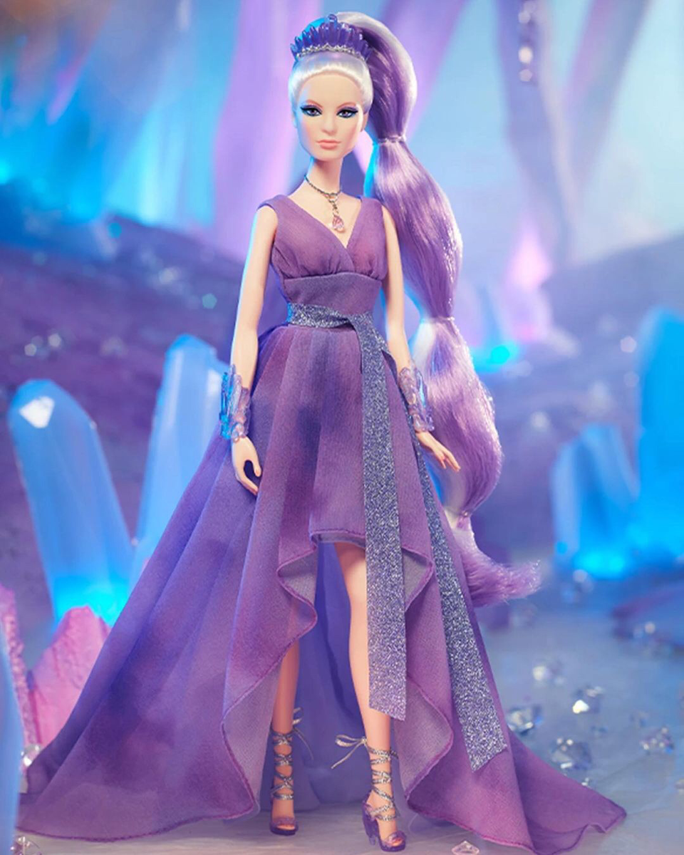 https://cdolls.ru/pub/media/catalog/product/b/a/barbie-crystal-fantasy-collection-gtj96-2.jpgШикарная кукла на статичном теле.  Раз кукла коллекционная, соответственно  ее детализация на высоте.