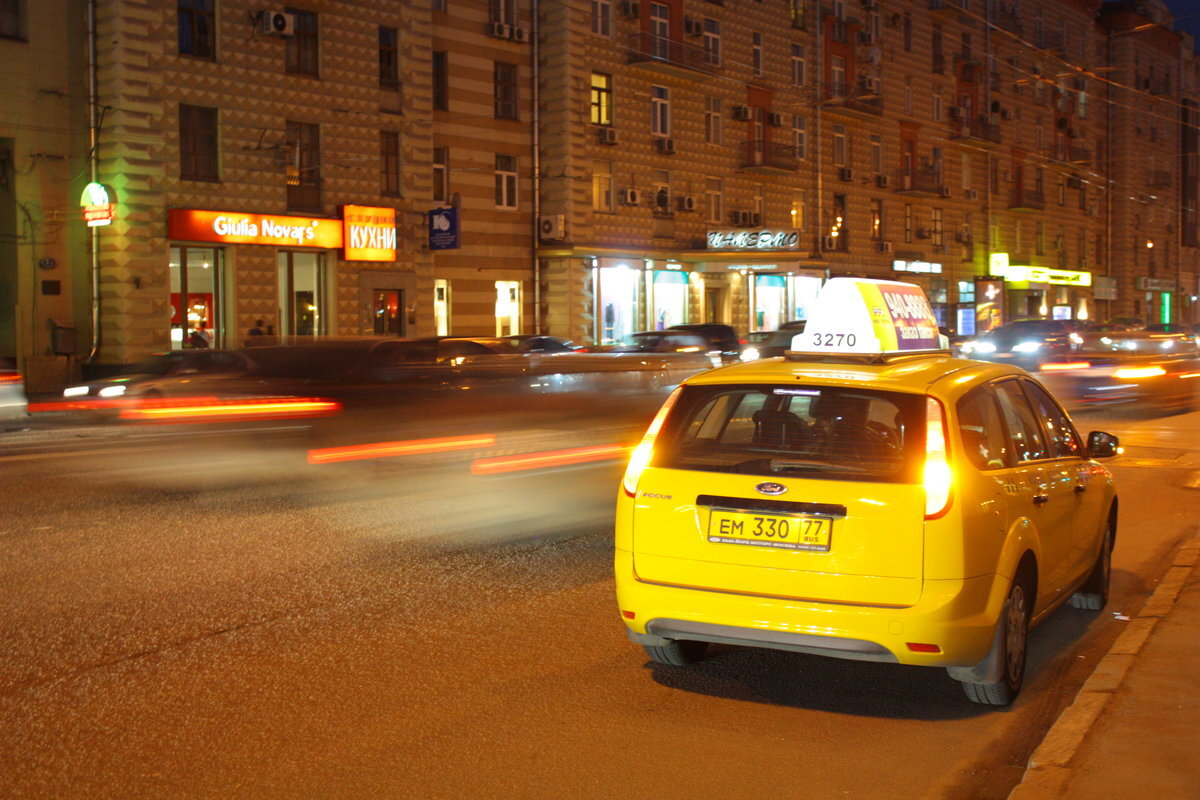 Машина "такси". Ночное такси. Такси ночью. Таксист в машине.