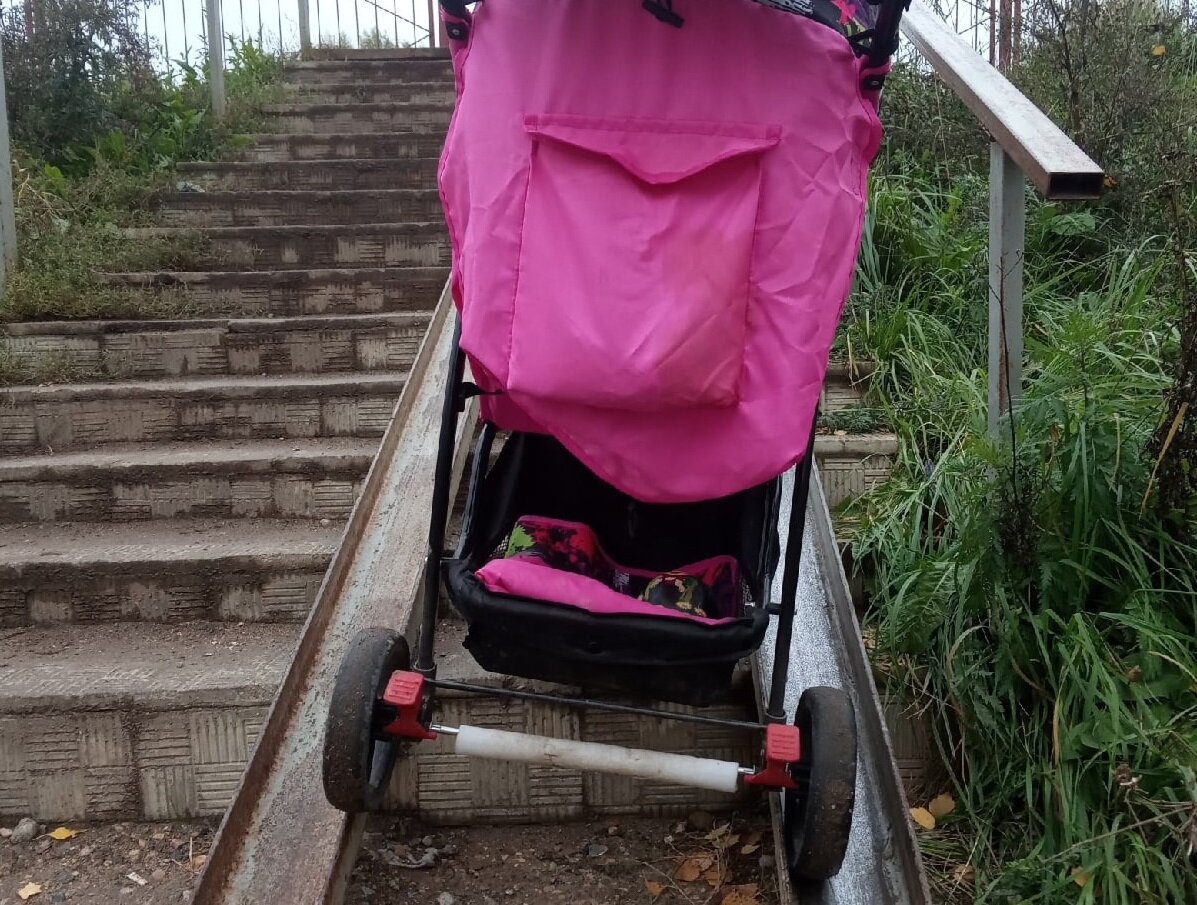 Использовать рельсовый пандус было затруднительно, поскольку он рассчитан на строго определенную ширину оси между колесами.