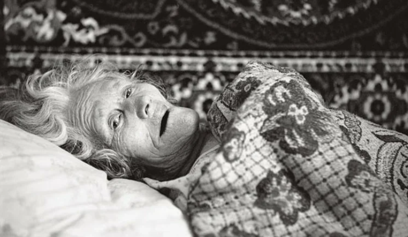 Дом бабушки во сне умерший. Старушка лежит на кровати.