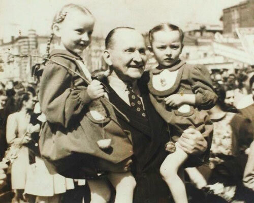 Анастасия и Марианна с любимым отцом. Фото взято из открытых источников