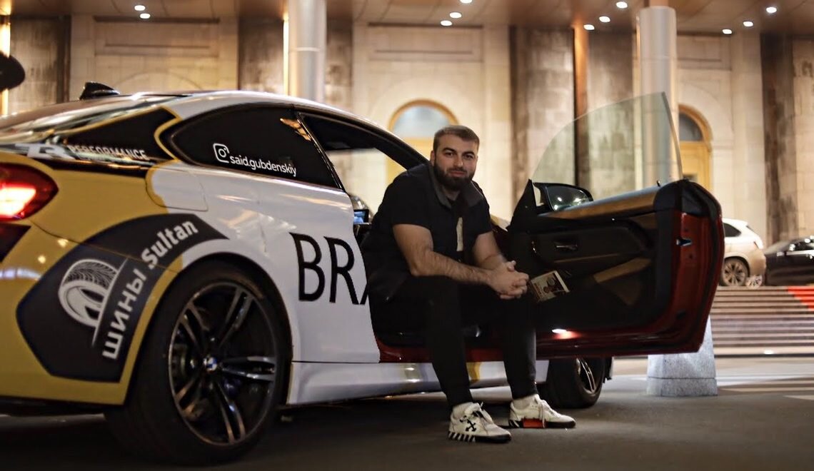 Саид с одним из своих автомобилей.