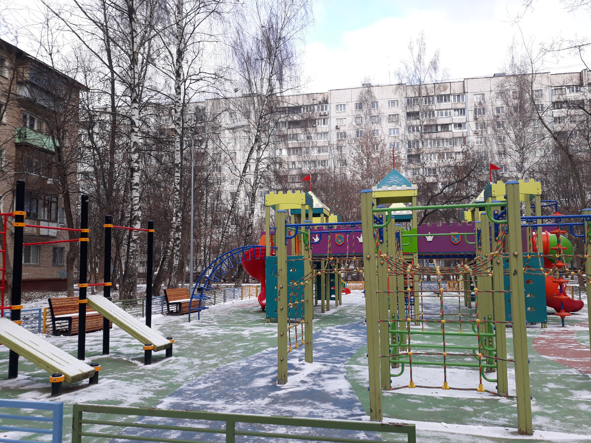 Неплохую площадку недалеко построили. С грустью каждый раз вспоминаю Рязанскую область. На городок в 4000 человек НИ ОДНОЙ ПЛОЩАДКИ