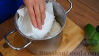 Для этого салата можно брать специальный рис для суши, а можно использовать обычный, но обязательно берите круглозёрный.
Рис хорошо промыть несколько раз, залить водой, накрыть крышкой и поставить на огонь. Дать закипеть, убавить огонь. Проварить рис на маленьком огне 15 минут, не открывая крышку. Выключить огонь. В кастрюлю с рисом положить несколько бумажных полотенец или накрыть обычным полотенцем и закрыть крышкой. Оставить на 10 минут, чтобы в полотенце впиталась лишняя влага