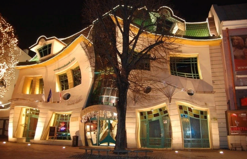 Кривой дом (Польша). Фото: https://7dach.ru/SilVA/10-samyh-neobychnyh-domov-mira-5171.html