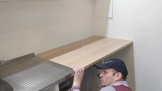 Установка мойки, столешницы и кухонного стола своими руками - снято на видео