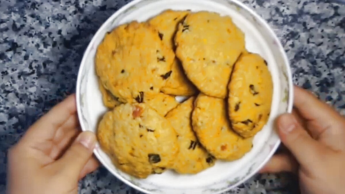 Ингредиенты: Овсяные хлопья – 5-6 ст.л. 
Сливочное масло – 100 гр.
Яйцо – 1 шт.
Сахар – 3 ст.л.
Ванильный сахар (молотый) – 1 ч.л.
Разрыхлитель – 0.5 ч.л.
Мука – 150-200 гр.
Чернослив и курага – 60-80 гр.

1.Чернослив и курагу залить теплой водой.
2.В размягченное сливочное масло добавить яйцо, сахар и ванильный сахар, взбить до растворения сахара. 
3.В муку добавить разрыхлитель. Просеять и замешать тесто.
4.Чернослив и курагу обсушить и мелко нарезать. Добавить в тесто, перемешать.
5.В конце добавить овсяные хлопья. Перемешать.
6.Сформировать печенья. Выпекать в разогретой до 180 градусов духовке 15-20 минут.