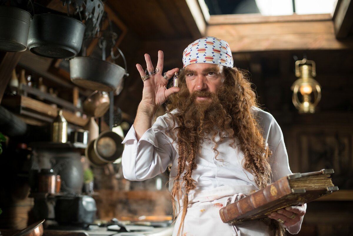 Антонио Бандерас в роли харизматичного пирата Бургерная Борода ("Губка Боб в 3D")