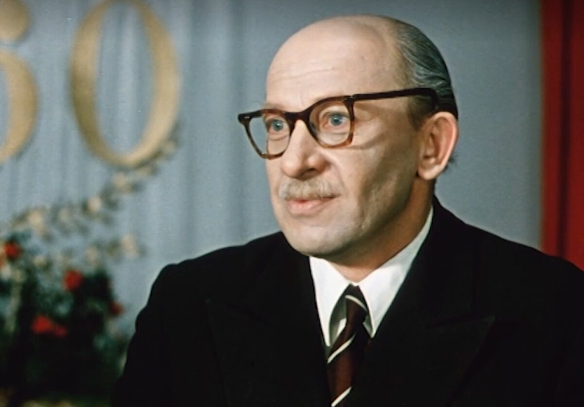 Кадр из кинофильма "Старики-разбойники", 1971 г., режиссер Эльдар Рязанов, сценаристы Эмиль Брагинский, Эльдар Рязанов, композитор Андрей Петров (скриншот)