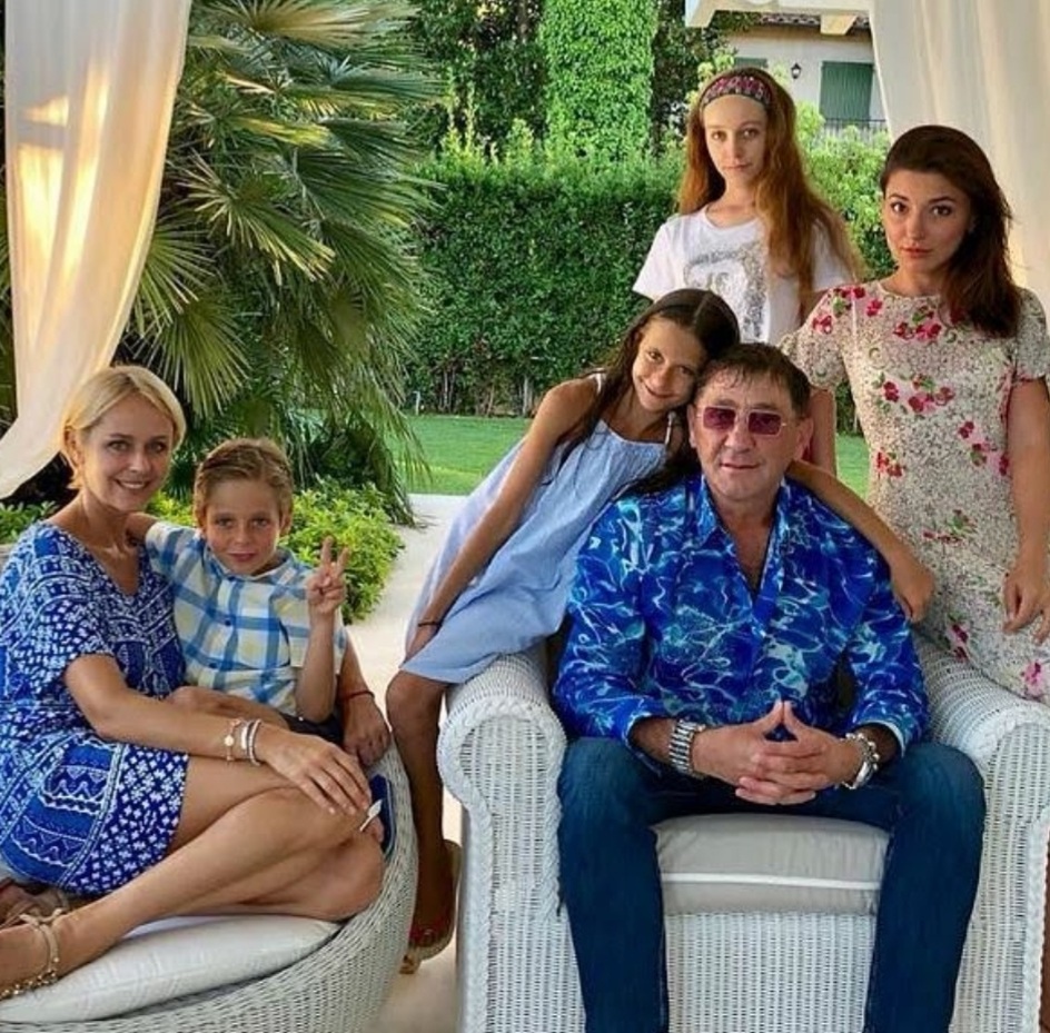 Григорий Лепс с женой и детьми