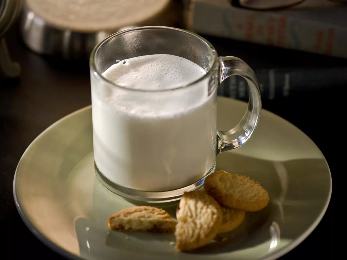 стакан кефира. чашка с молоком. сон чашка молока. стакан молока горячий. чашка кофе с молоком.