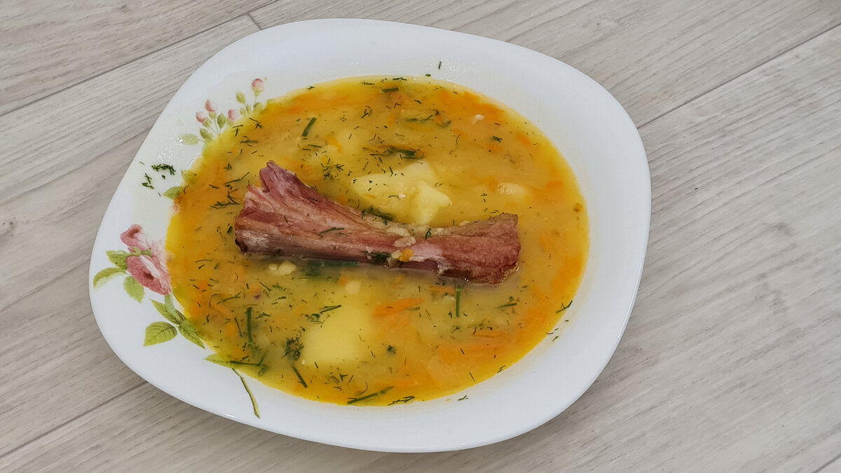 Густой гороховый суп с копченой колбасой