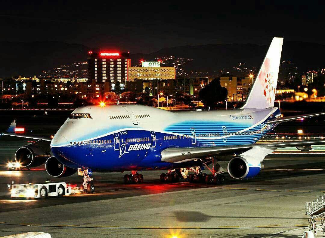 Самым большим минусом этого самолёта является его размер в те года этот самолёт могли принять лишь единицы аэропортов , поэтому была придумана система хабов, это когда из средних и малых аэропортов сначало летели в большие аэропорта а потом уже до нужного пассажиру. Так же иногда компании делали небольшие хитрости и частенько отправляли самолёт не с полными баками так как было выгоднее сделать дозаправку чем отправлять перегруженный самолёт в бес посадочный рейс да и расход топлива был бы большой . А вот сейчас самолёт считается очень экономным ща счёт новых двигателей. GEnx (General Electric Next Generation) — семейство турбовентиляторных реактивных двигателей, разработанное и производимое американской компанией GE Aviation для самолётов Boeing 787 Dreamliner и Boeing 747-8 