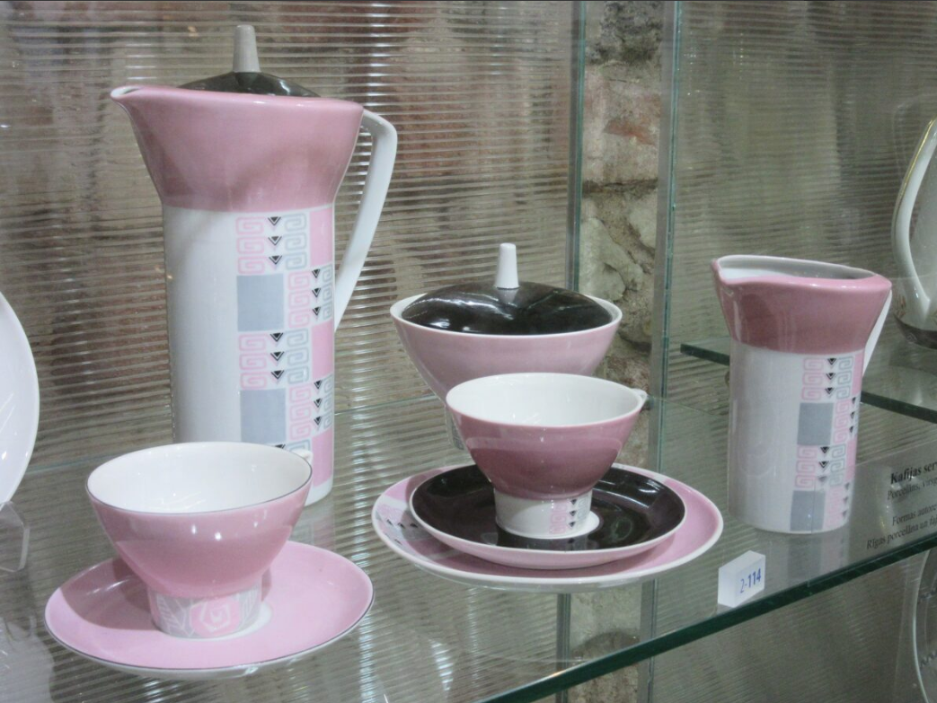 Кофейный сервиз "Alfa" ("Альфа"). Разработан Зиной Ульсте в 1963-м году специально для революционной для того времени техники росписи (декорирования) методом шелкографии, предполагающим минимум приложения ручного труда. Отсюда такие ровные, круглые в сечении поверхности и общее стремление к геометрии форм. Да, это концепт. Странная, но нестандартная форма. Фото взято из свободного доступа в интернете.