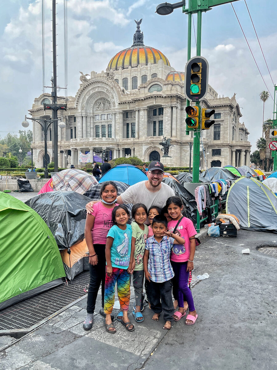 Очень много детей — все с радостью общаются, но потом просят денежку.