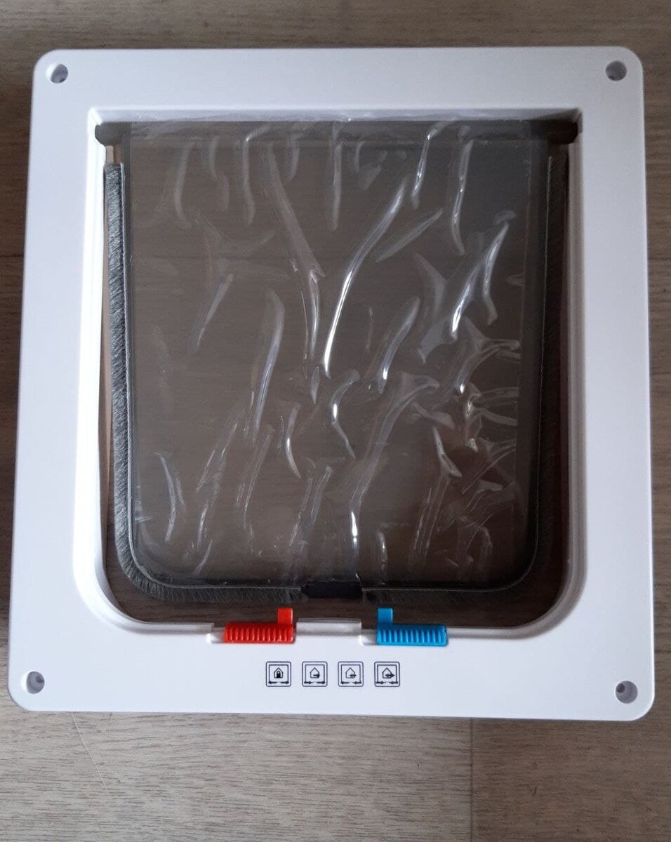 Наша мини-дверца для кошек. Фото автора.