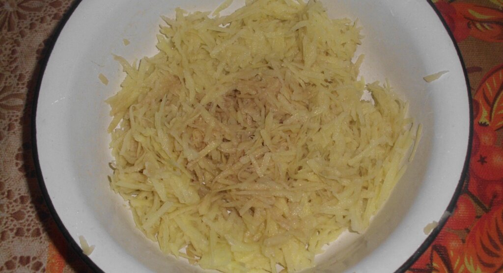 Натертый сырой картофель. Личное фото автора канала Житейская проза