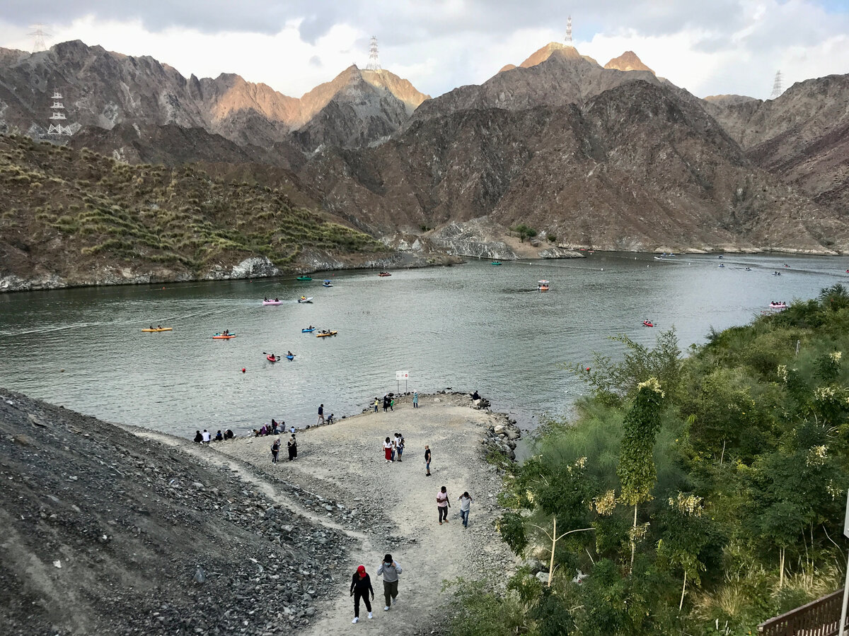 Живописная дамба в горах Hatta Dam