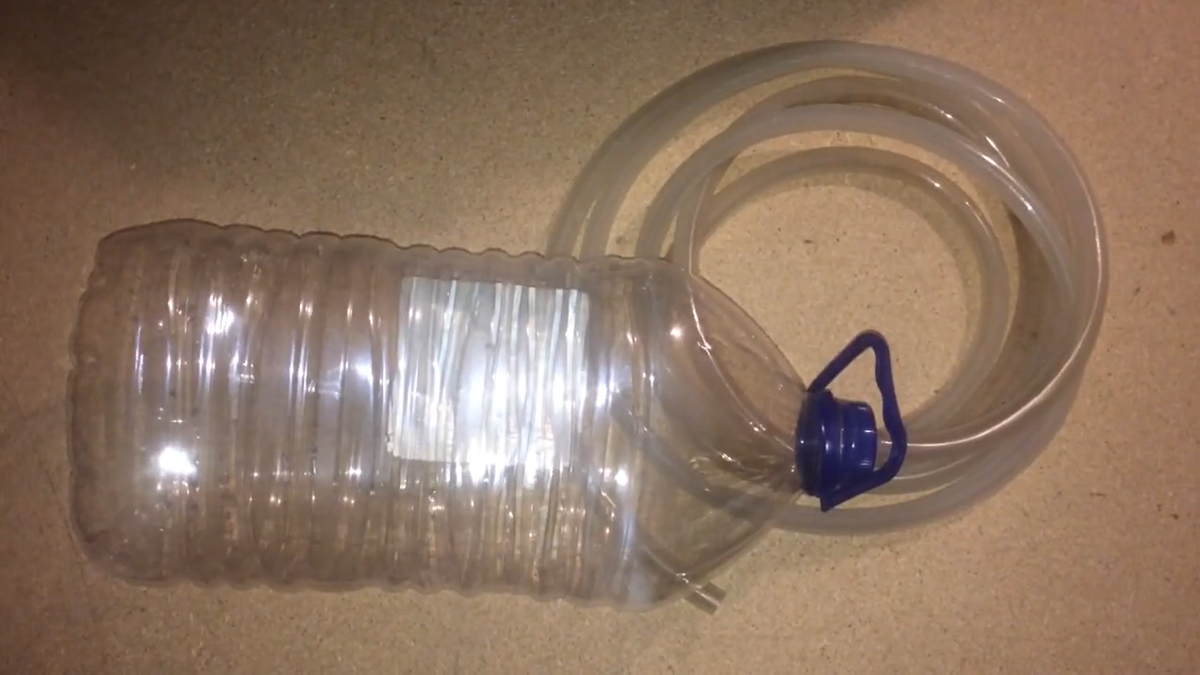 Вместо воронки взяли пластиковую бутылку.