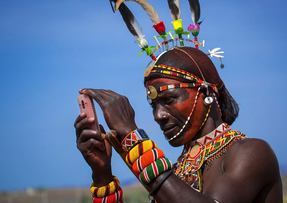 Житель племени Рендилле фотографирует на телефон, Кения (фото Eric Lafforgue).
