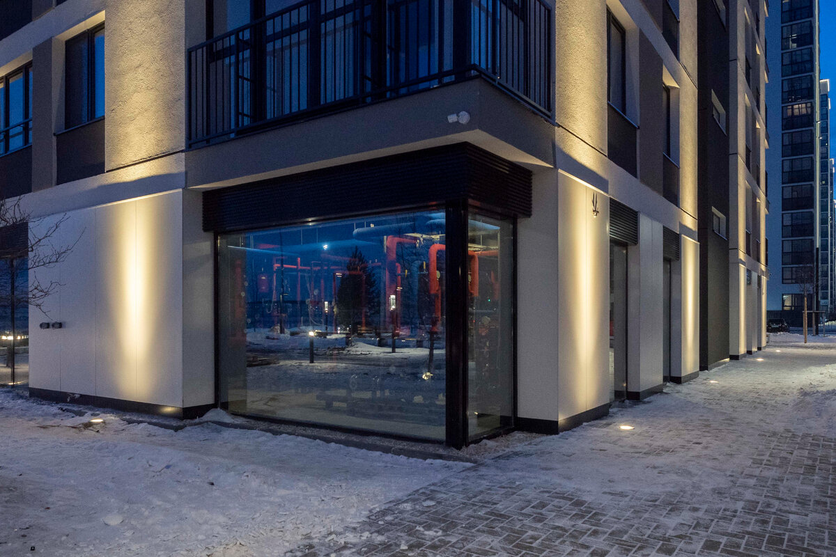 Тепловой пункт — это инженерное сердце дома. В Тюмени мы построили дом, где ИТП поместили за витрину. Изоляцию на трубах холодной и горячей воды мы выкрасили в синий и красный, что стало аллюзией на вены и артерии