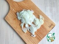     Репчатый лук (1 шт.) нашинковать полукольцами.