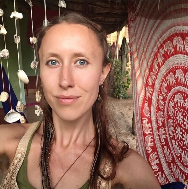 Здесь видна небольшая шишечка на правом виске