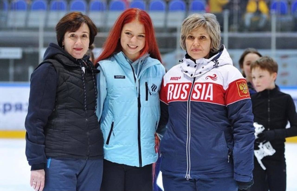 Саша и ее первые тренеры Лариса Николаевна (слева) и Ольга Михайловна (справа)