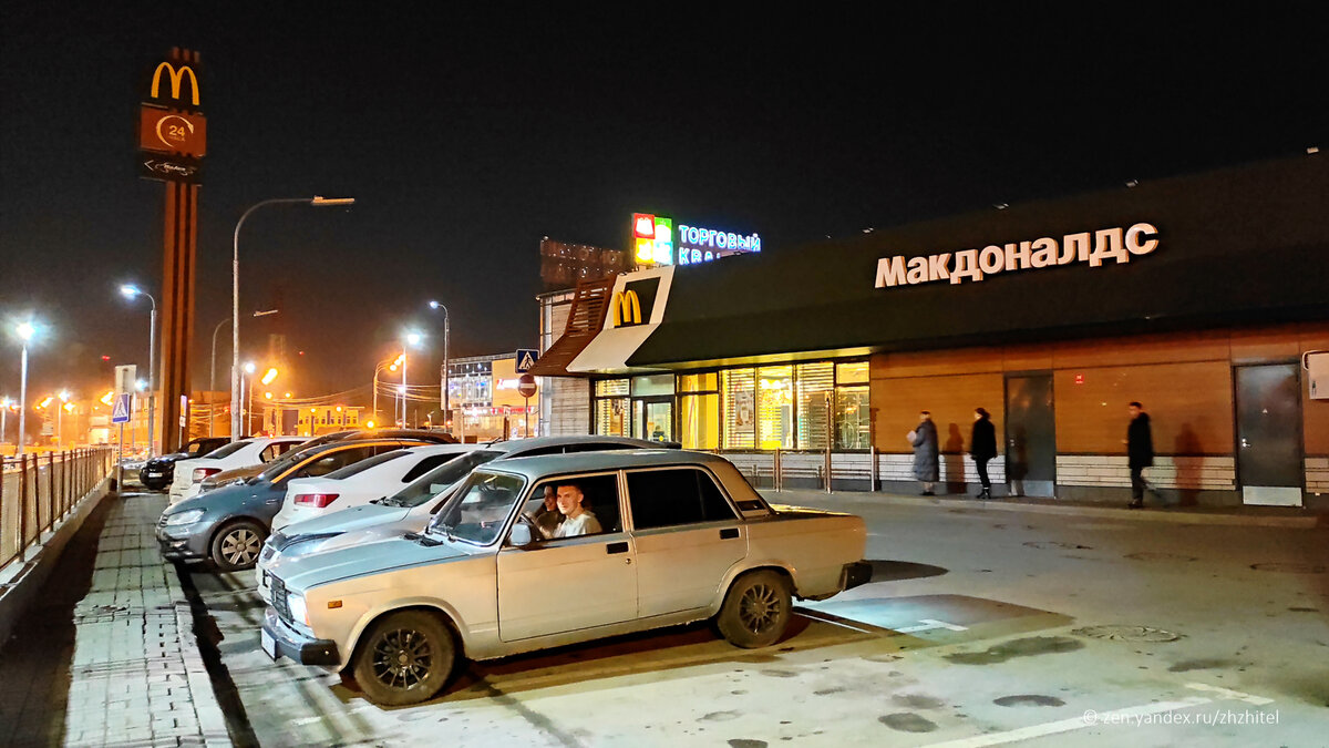Погасли вывески, но свет в окнах еще горит
