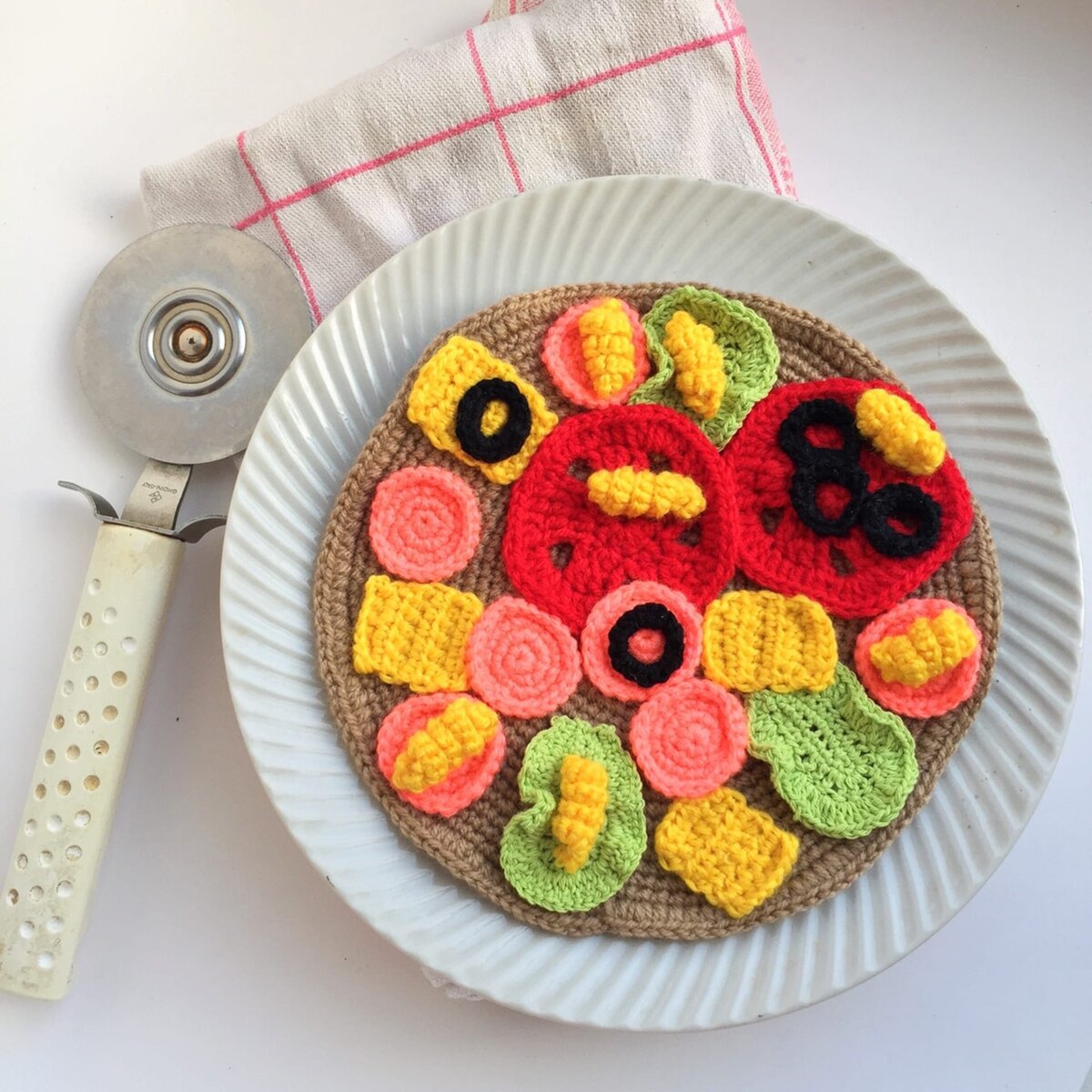 Пицца, связанная крючком