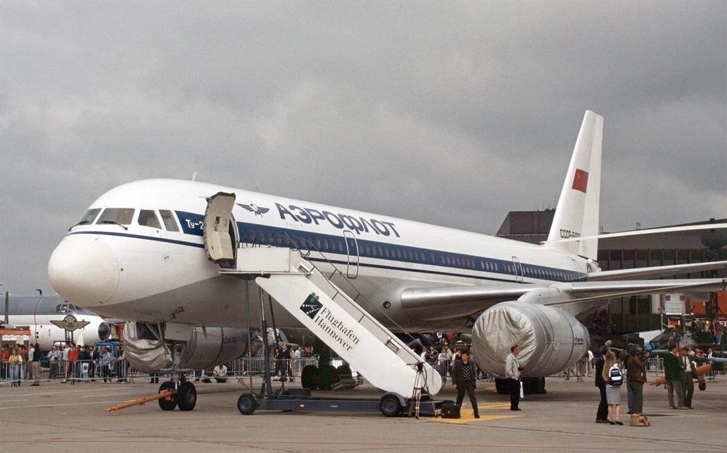 Ту-204 на одной из иностранных выставок в 1980х.