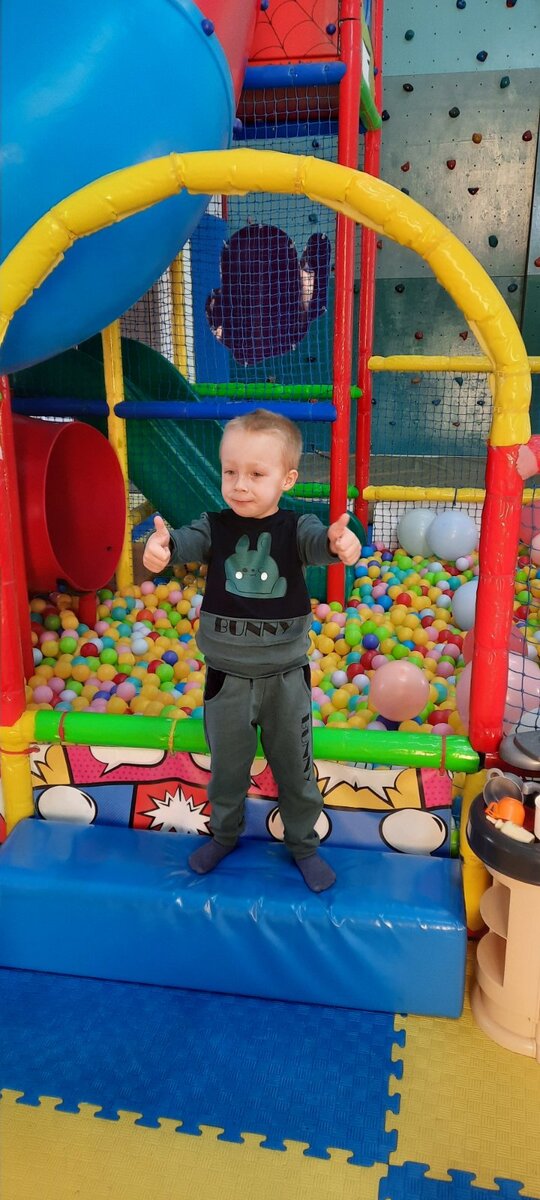 Пока в радость бегать без устали чуть ли не весь день - какое уж тут чтение с письмом...