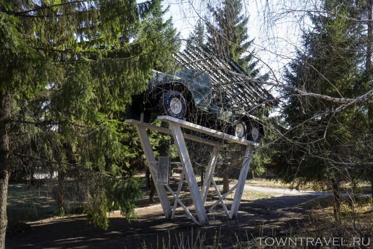 Но на этом история Покровской площади не заканчивается. Если оглянуться по сторонам, можно заметить ещё одно огромное советское здание – это школа имени В. И. Ленина. Сейчас она именуется как средняя школа №6. Однако, ещё каких-то 100 лет назад на месте этой школы стояла Покровская церковь Пресвятой Богородицы, построенная в 1782 году. При церкви существовал монастырь. В советское время церковь разрушили и вместо нее в 1930 году построили школу им. Ленина.