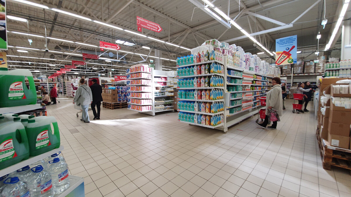 Полки ломятся от товара