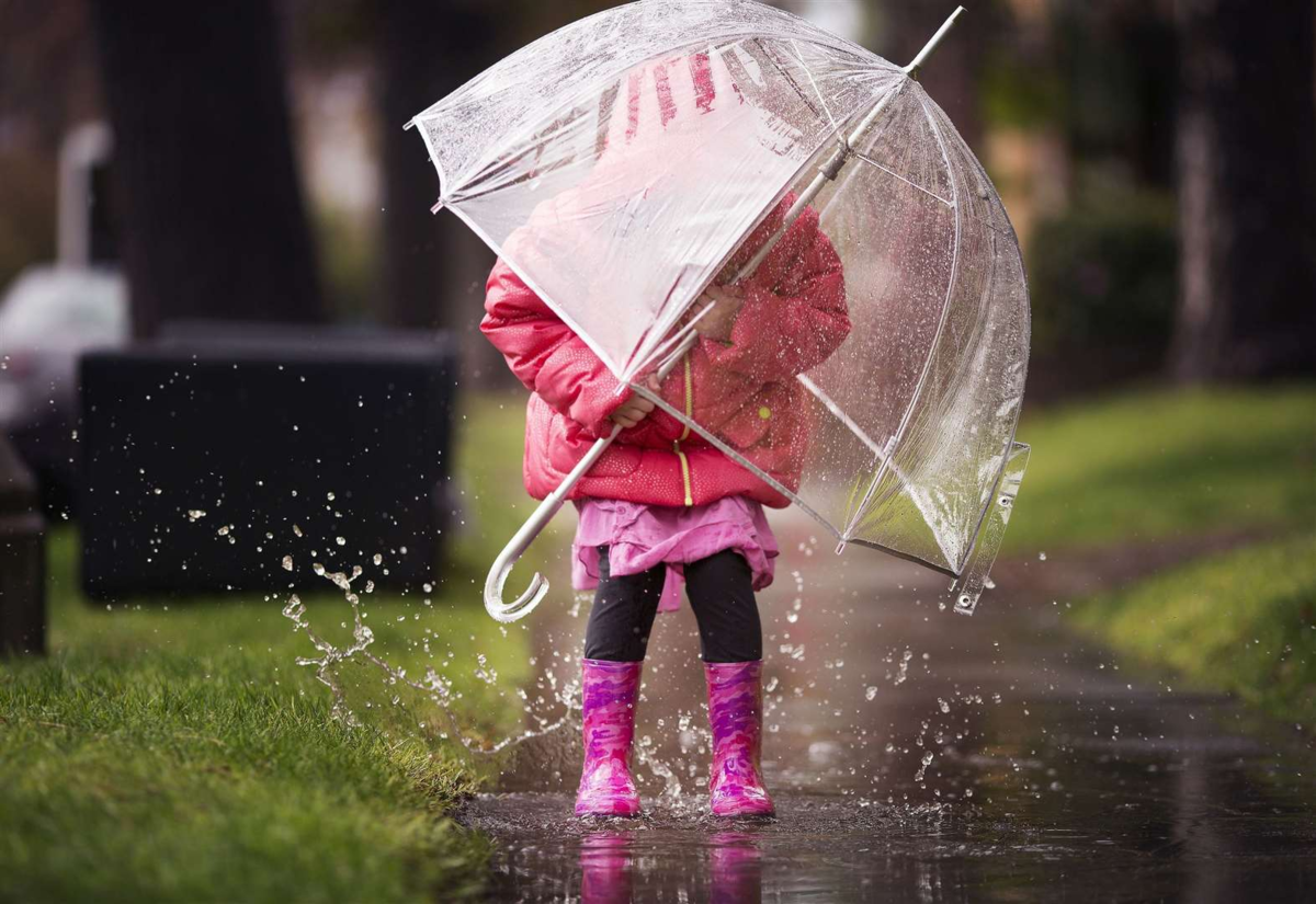 Umbrella weather. Зонтик для детей. Зонт под дождем. Дети под зонтом. Девочка с зонтиком.